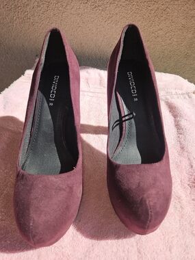 Divided Wine-Red Suede Round-Toe Heels